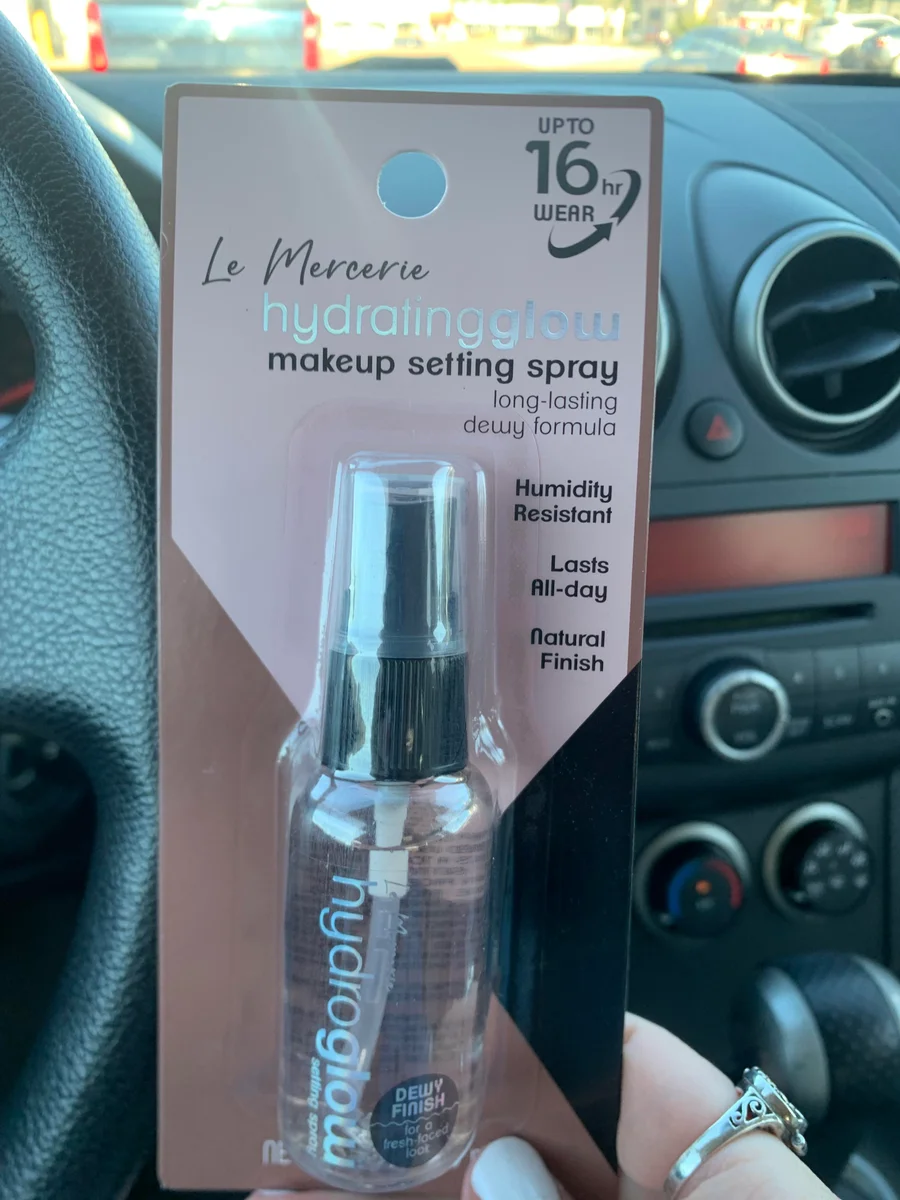 HydroGlow Dewy Finish Setting Spray by La Mercerie
