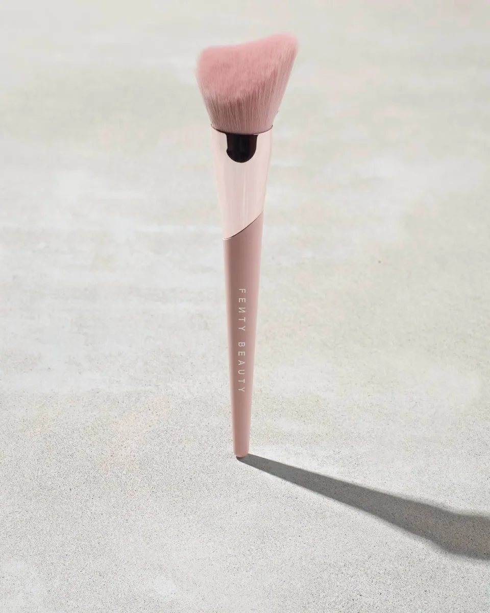 Cheek-Hugging Bronzer Brush 190 by Fenty Beauty