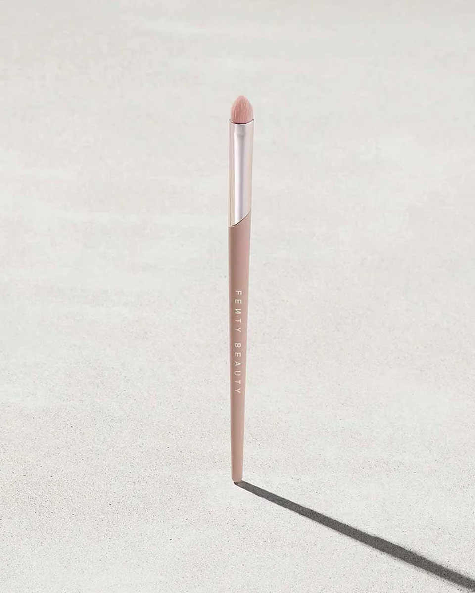 Precise Definition Eyeshadow Brush 220 by Fenty Beauty