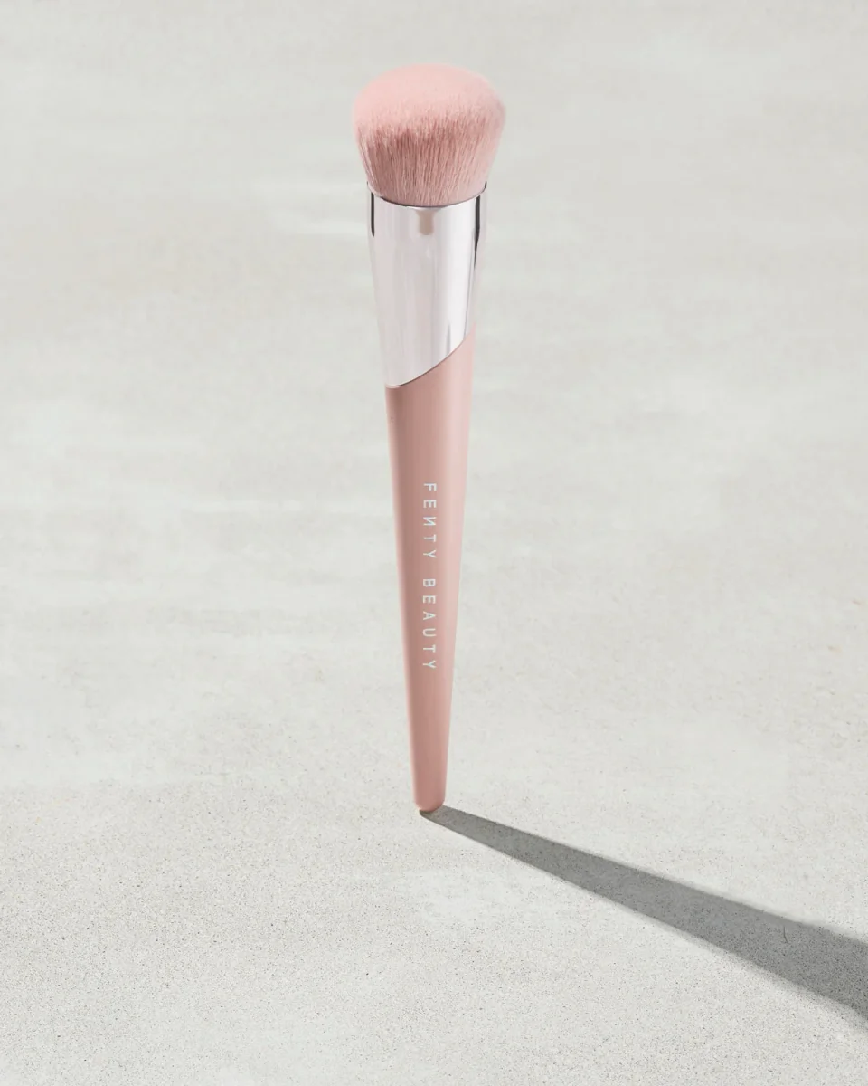 Kabuki-Buff Foundation Brush 115 by Fenty Beauty