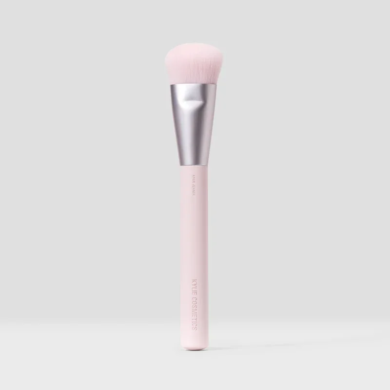 Blush Brush 04 by Kylie Cosmetics