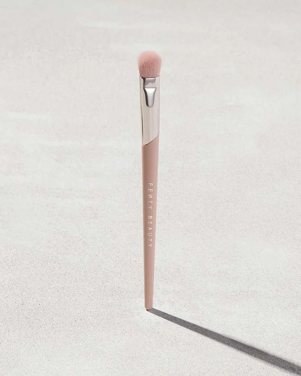 Plush Eyeshadow Brush 240 by Fenty Beauty