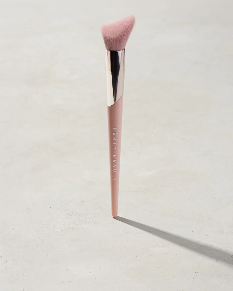 Cheek-Hugging Highlight Brush 120 by Fenty Beauty