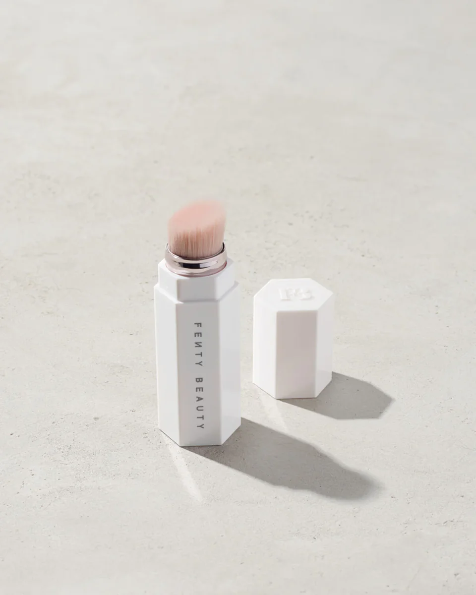 Portable Highlighter Brush 140 by Fenty Beauty